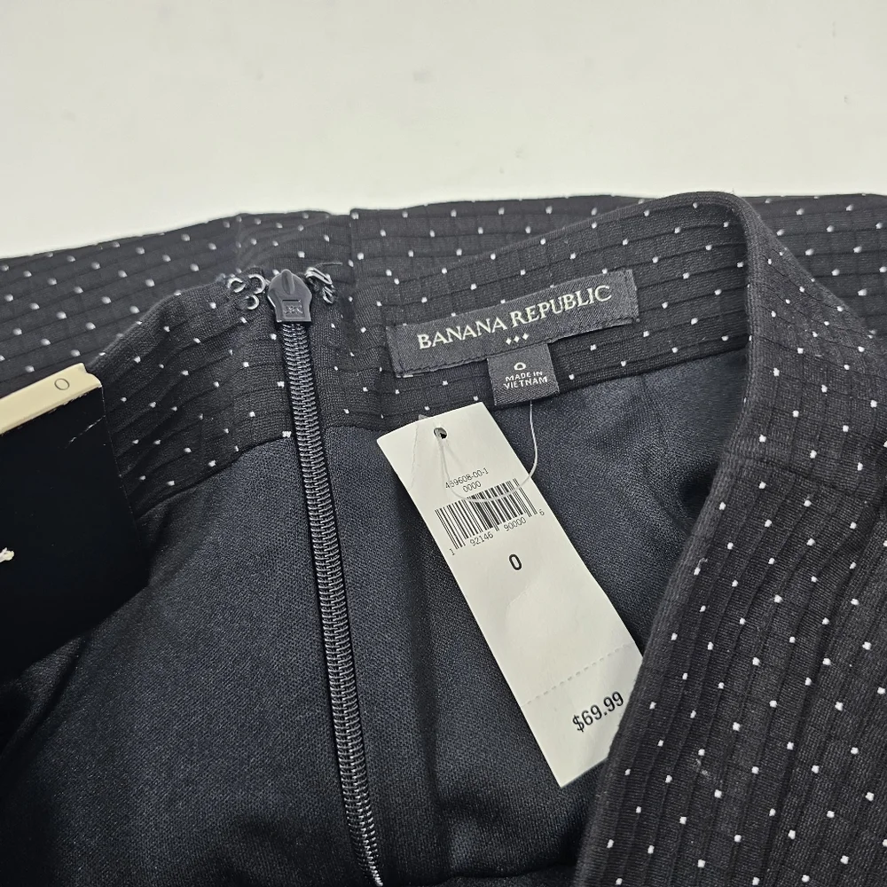 NWT Banana Republic Skirt Womens Size 0 Black Knee Length Textured Design Lined.